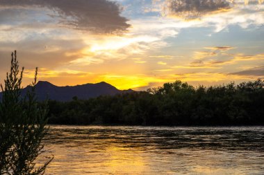 Mesa, Arizona 'daki tuz nehrinin üzerinde gün batımı