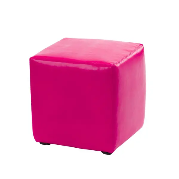 Beyaz arka planda izole edilmiş pembe deri tabure. 