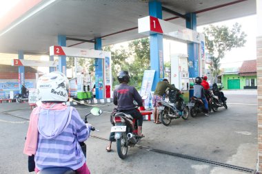 İnsanlar düzenli bir şekilde benzin almak için benzin kuyruğuna giriyorlardı. Yogyakarta, Endonezya-Haziran 06: 24