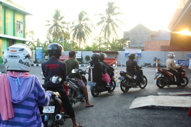 İnsanlar düzenli bir şekilde benzin almak için benzin kuyruğuna giriyorlardı. Yogyakarta, Endonezya-Haziran 06: 24