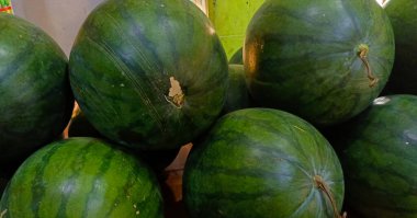 Topladıktan sonra yerel pazarda satılmaya hazır olgun karpuz yığını. Akdeniz kavunları, markette satılık karpuz