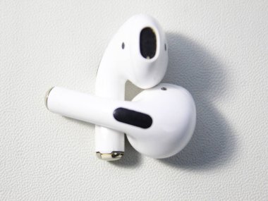 Beyaz arkaplanda izole edilmiş kulaklıklar (gerçek kablosuz stereo) TWS