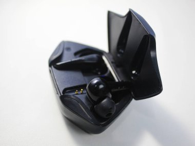 Siyah hava aracı ya da kulaklık, beyaz arka planda izole edilme ihtimaline karşı.