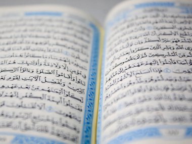 Beyaz arka planda izole Kuran kutsal kitap. Kur 'an-ı Müslim' dir.