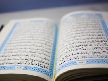 Beyaz arka planda izole Kuran kutsal kitap. Kur 'an-ı Müslim' dir.