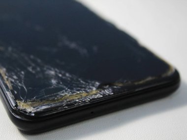 Kırık ekranlı siyah dokunmatik ekran telefon