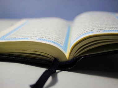 Beyaz arka planda izole Kuran kutsal kitap. Kur 'an-ı Müslim' dir.