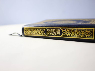 Beyaz arka planda izole Kuran kutsal kitap. Kur 'an-ı Müslim' dir.