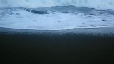 Güney Jogja Jetis Sahili 'nde sular yükseldikçe, Cornwall sakin bir gökyüzünün altında dalgalar yavaşça yuvarlanıyor, dalgalar ve köpüklerle köpürüyor..