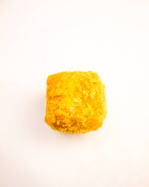 Tahu goreng cripsy ya da kızarmış tofu, Endonezya 'da beyaz arka planda izole edilmiş bir aperatiftir. Yemek tarifi, makale, katalog, reklam veya herhangi bir yemek malzemesi için mükemmel.