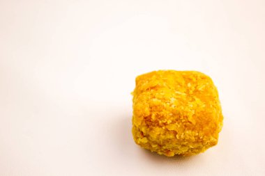 Tahu goreng cripsy ya da kızarmış tofu, Endonezya 'da beyaz arka planda izole edilmiş bir aperatiftir. Yemek tarifi, makale, katalog, reklam veya herhangi bir yemek malzemesi için mükemmel.