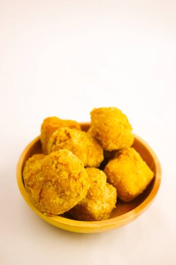 Tahu goreng cripsy ya da kızarmış tofu, Endonezya 'da beyaz arka planda bulunan bir çeşit aperatif türüdür. Yemek tarifi, makale, katalog, reklam veya herhangi bir yemek malzemesi için mükemmel.