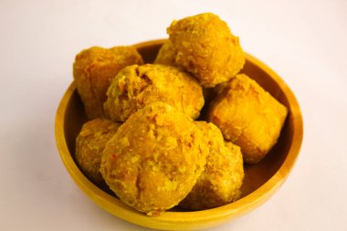 Tahu goreng cripsy ya da kızarmış tofu, Endonezya 'da beyaz arka planda bulunan bir çeşit aperatif türüdür. Yemek tarifi, makale, katalog, reklam veya herhangi bir yemek malzemesi için mükemmel.