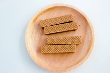 Beyaz arka planda izole edilmiş tahta tabakta çikolatalı waffle. Çıtır çıtır tatlı. Gıda Fotoğrafçılığı Konsepti