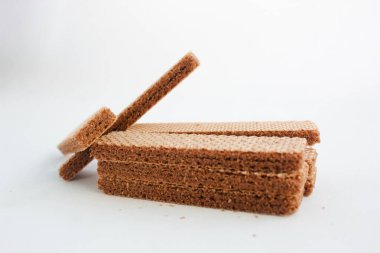 Beyaz arka planda izole edilmiş çikolatalı waffle. Çıtır çıtır tatlı. Gıda Fotoğrafçılığı Konsepti
