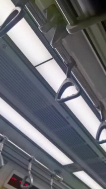 Hızlı bir metro treninde. Surabaya Endonezya 'da eski bir NYC metro aracının içinde.