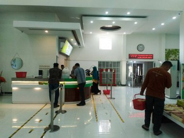  Semarang - Endonezya, 16 Eylül 2024 Minimart ve süpermarkette raf. Süpermarkette konserve raf ürünü.