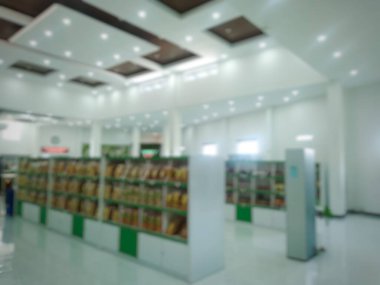 Mini sanat ve süpermarkette soyut bulanık raf. Süpermarkette baharat rafı ürünü bulanıklığı..