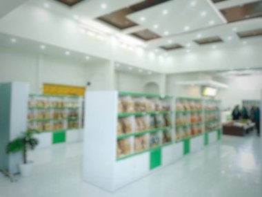 Mini sanat ve süpermarkette soyut bulanık raf. Süpermarkette baharat rafı ürünü bulanıklığı..