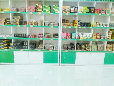  Semarang - Endonezya, 16 Eylül 2024 Minimart ve süpermarkette raf. Süpermarkette konserve raf ürünü.