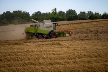 Çek Cumhuriyeti, Lutin, 2024-07-16, hasat makinesini, tarım makinesini birleştirin