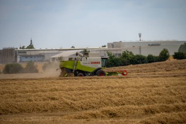 Çek Cumhuriyeti, Lutin, 2024-07-16, hasat, hasat, tarım ve tarım makinelerini birleştirin