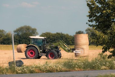 Çek, Lutin, 2024-07-19, saman balyaları, hasat, tarım, tarım ürünü, traktör, tarım makineleri