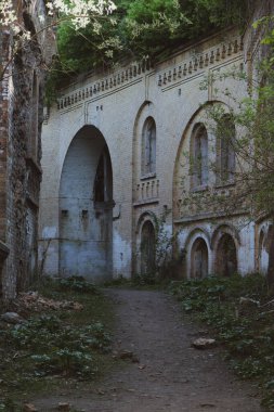 Terk edilmiş bir kalede eski bir kilise.
