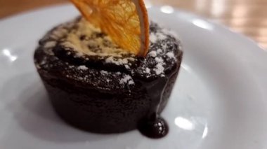 Citrus Dokunuşlu Yumuşak Çikolatalı Brownie.