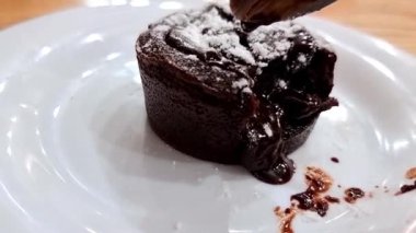 Beyaz Tabakta Kaşıklı Yumuşak Çikolata Fondant