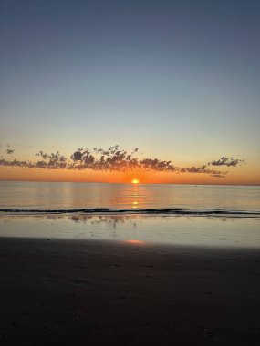 Denizin üzerinde güzel bir gün batımı