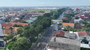 Şehir atmosferinin parlak bir sabahki görüntüleri.