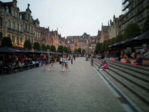 Leuven, Belçika - 20 Haziran 2024 Grote Markt 'ta Yürüyüş.