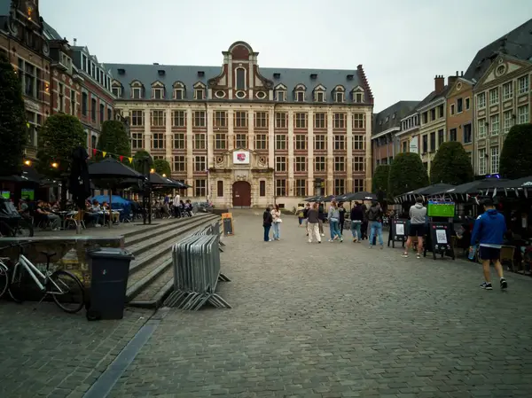Leuven, Belçika - 20 Haziran 2024 Grote Markt 'ta Dolaşıyor.