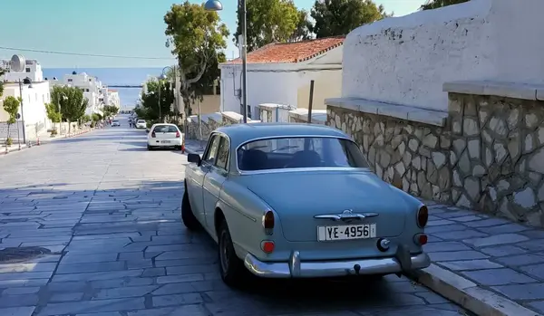 Tinos Adası, Yunanistan - 17 Haziran 2017 Tüm klasik araçlar arkadan.