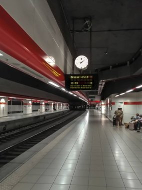 Brüksel, Belçika - 1 Haziran 2023 Zaventem-Havaalanı İstasyonu 'nda tren bekliyor..