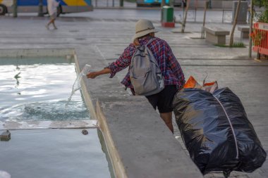 Atina, Yunanistan - 14 Eylül 2024 Evsiz Kadın.