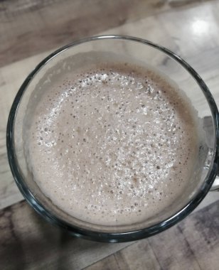 Masanın üzerinde yüksek açılı sıcak çikolata manzarası.