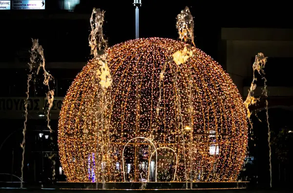Tripolis, Yunanistan - 18 Aralık 2024 Merkez Meydanı Noel süslemesi.