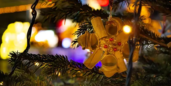 Tripolis, Yunanistan - 18 Aralık 2024 Merkez Meydanı Noel süslemesi.