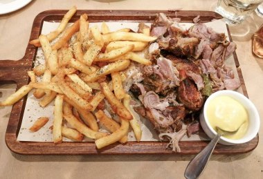 Kızarmış patates ve soslu Yunan mutfağı..