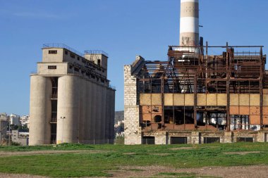 Pire, Yunanistan - 10 Ocak 2025 Çok İşlevli Park Lipasmata 'daki Terk Edilmiş Endüstriyel Sanayi Tesisi