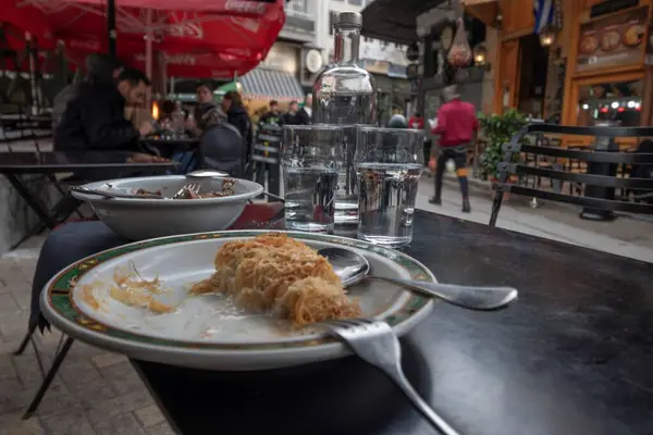 Atina Psiri, Yunanistan - 18 Şubat 2025 Dolce yemek ve Psiri Mahallesi 'nde huzur içinde kahve içmek.