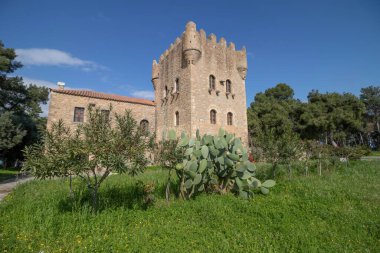 Gytheion, Yunanistan - 21 Şubat 2025 Tzanetakis Kulesi iyi korunmuş bir müze kulesi.
