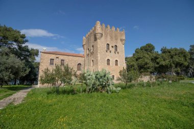 Gytheion, Yunanistan - 21 Şubat 2025 Tzanetakis Kulesi iyi korunmuş bir müze kulesi.