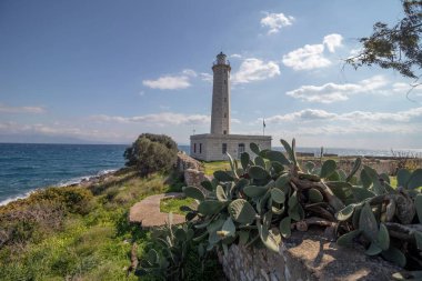 Gyhtheio, Yunanistan - 22 Şubat 2025 Cranae Adası 'ndaki ünlü deniz feneri.