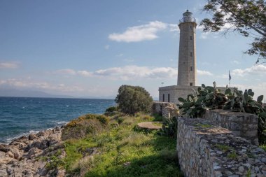 Gyhtheio, Yunanistan - 22 Şubat 2025 Cranae Adası 'ndaki ünlü deniz feneri.