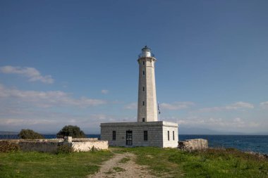 Gyhtheio, Yunanistan - 22 Şubat 2025 Cranae Adası 'ndaki ünlü deniz feneri.