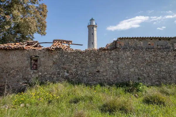 Gyhtheio, Yunanistan - 22 Şubat 2025 Cranae Adası 'ndaki ünlü deniz feneri.