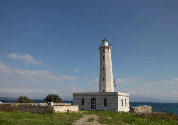 Gyhtheio, Yunanistan - 22 Şubat 2025 Cranae Adası 'ndaki ünlü deniz feneri.